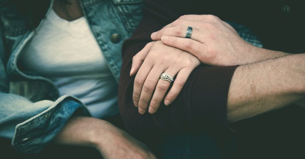 結婚後の生活や将来に対して漠然とした不安を感じ、考え込んでいる人物の心理を表現したイメージ