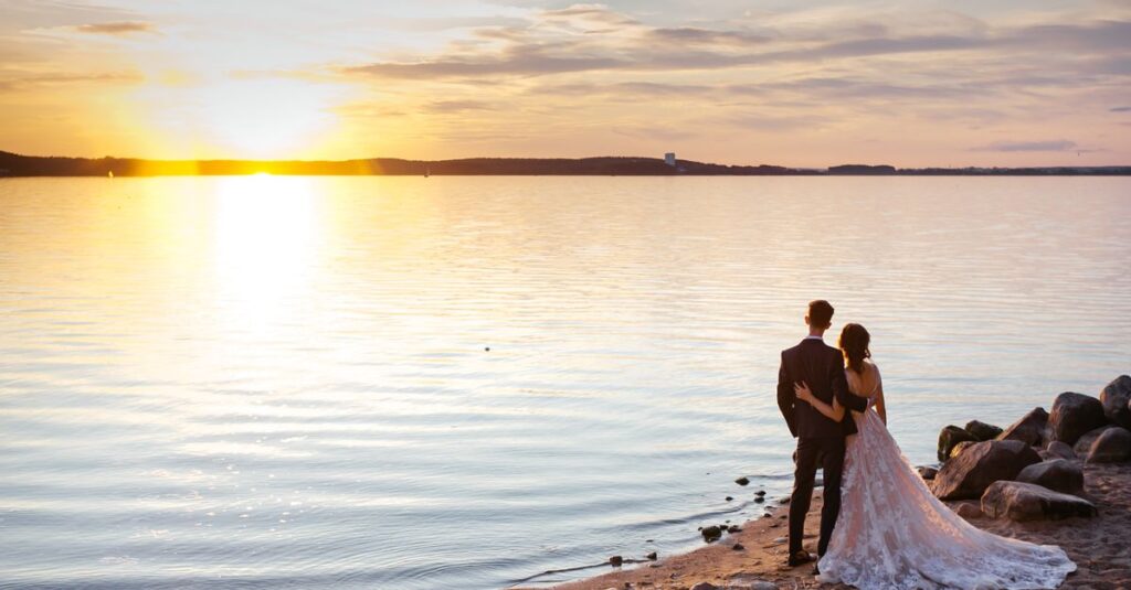 結婚を今すぐ決めなくてもよい理由を冷静に考え、自分の人生のタイミングを見つめ直している人物のイメージ