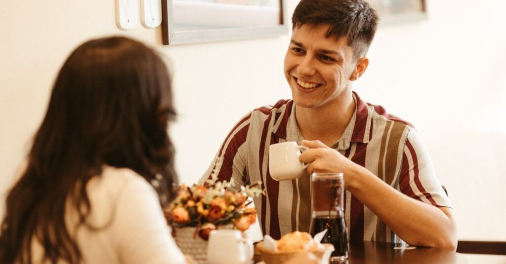 将来について真剣に話し合う男女のイメージ