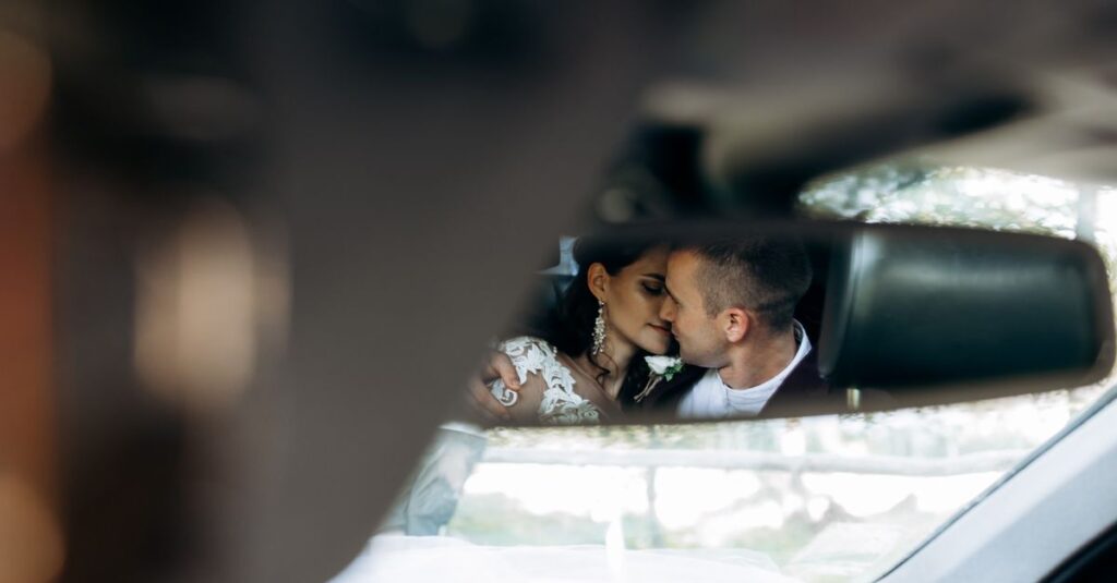 結婚を今すぐ決めなくてもよい理由を冷静に考え、自分の人生のタイミングを見つめ直している人物のイメージ
