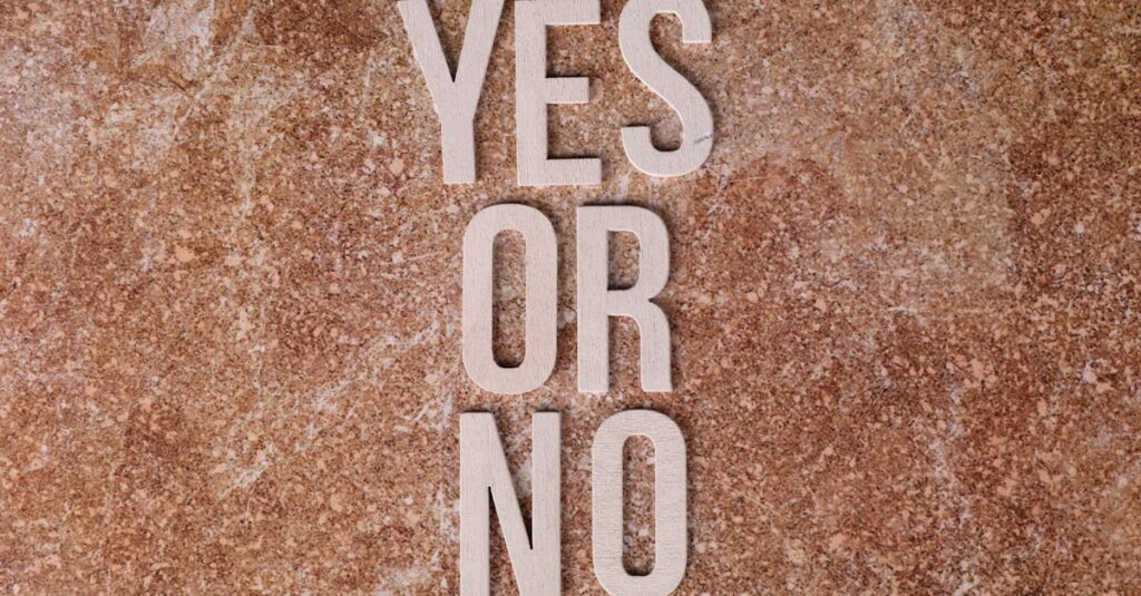 結婚に向いているか分からない状況で、感情や考えを書き出しながら冷静に次の行動を考えている人のイメージ