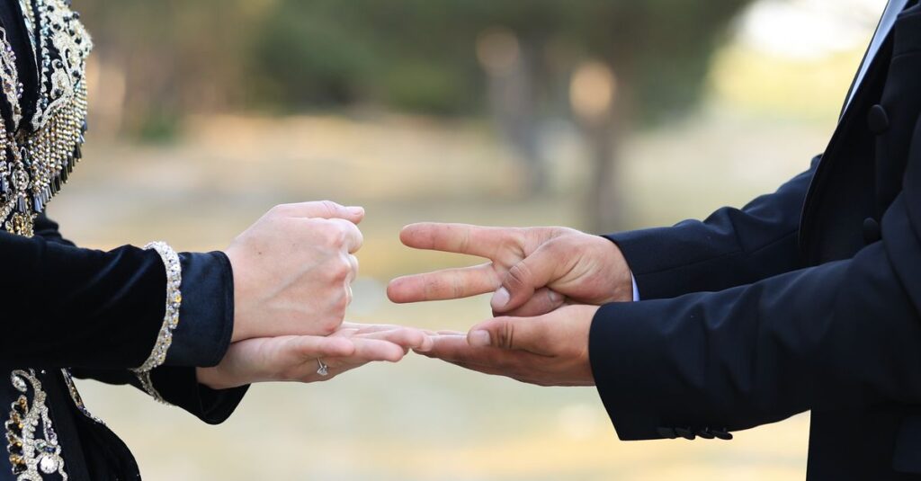 結婚に向いているか向いていないかという二択に悩み、答えが出せず立ち止まっている人の思考状態を表したイメージ