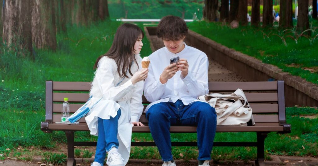 結婚に向けて計画を立てるカップルのイメージ