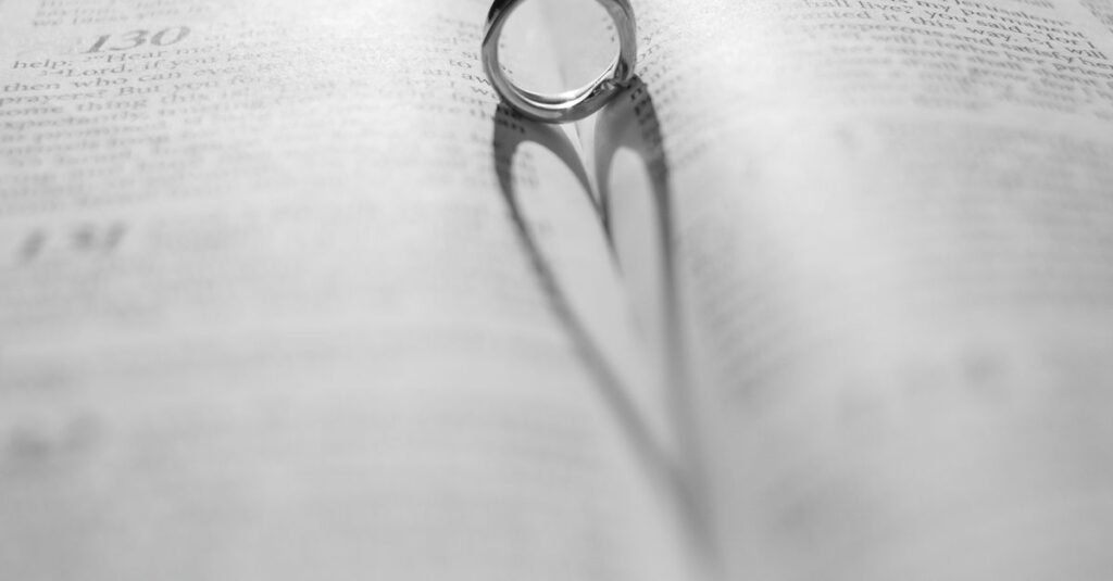 結婚を今すぐ決めなくてもよい理由を冷静に考え、自分の人生のタイミングを見つめ直している人物のイメージ