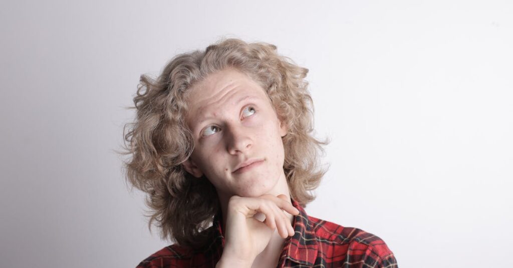 結婚に向いているか分からない状況で、感情や考えを書き出しながら冷静に次の行動を考えている人のイメージ