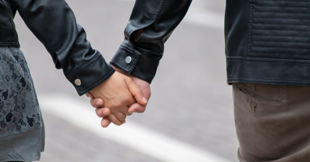 結婚に向けて計画を立てるカップルのイメージ