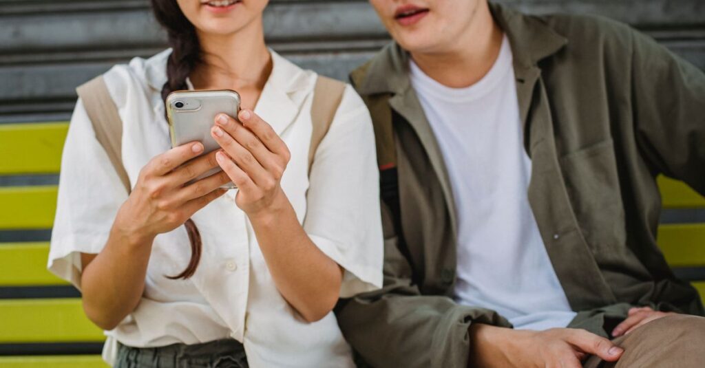 結婚を意識してマッチングアプリを選ぶ様子