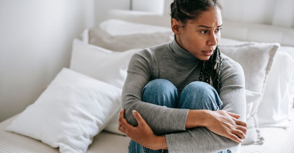 結婚後の生活や将来に対して漠然とした不安を感じ、考え込んでいる人物の心理を表現したイメージ