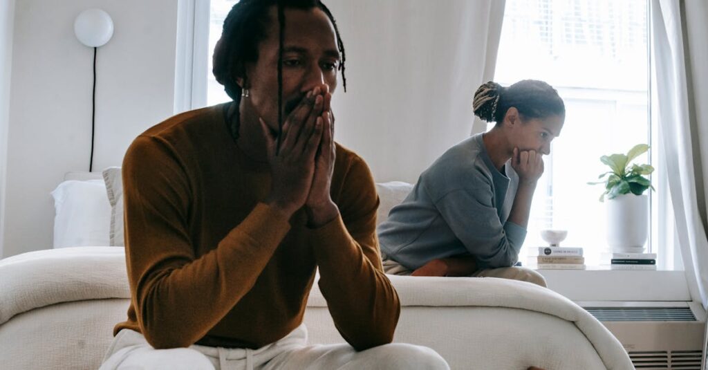 結婚後の生活や将来に対して漠然とした不安を感じ、考え込んでいる人物の心理を表現したイメージ