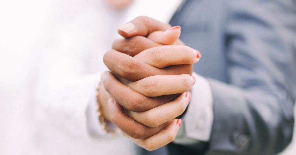 結婚に向いているか向いていないかという二択に悩み、答えが出せず立ち止まっている人の思考状態を表したイメージ