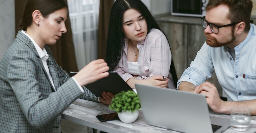 結婚相談所で悩みを相談する様子