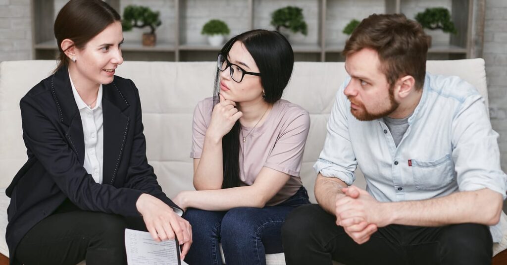 結婚相談所で悩みを相談する様子