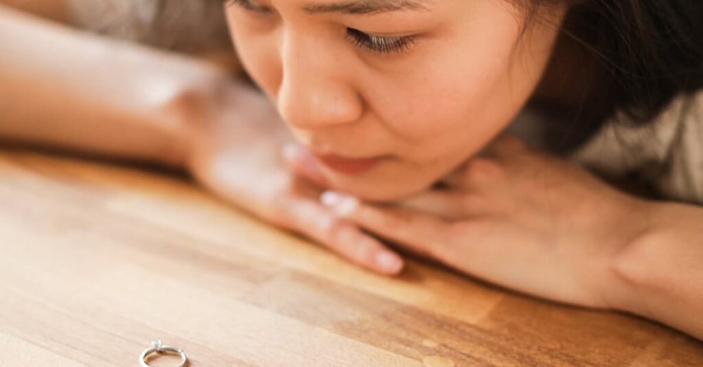 結婚に向いているか向いていないかという二択に悩み、答えが出せず立ち止まっている人の思考状態を表したイメージ