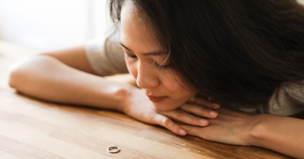 結婚に向いているかを感情ではなく現実的な視点で考え、判断軸を整理している人の思考イメージ