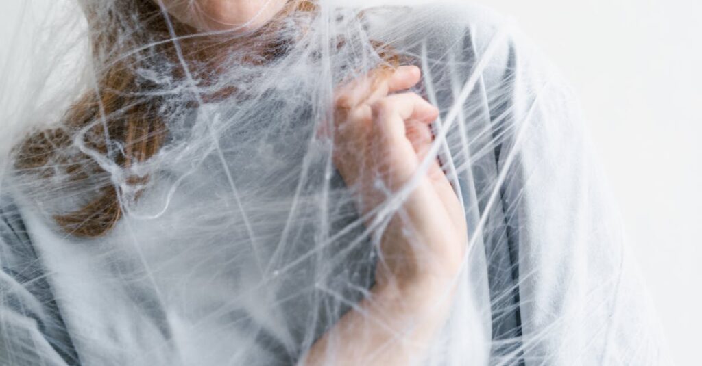 結婚後の生活や将来に対して漠然とした不安を感じ、考え込んでいる人物の心理を表現したイメージ