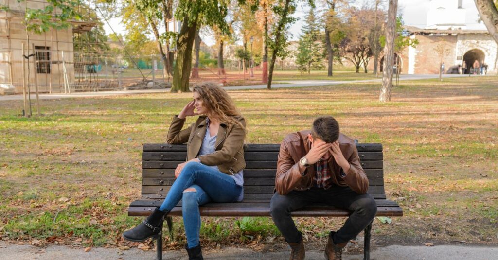 結婚後の生活や将来に対して漠然とした不安を感じ、考え込んでいる人物の心理を表現したイメージ